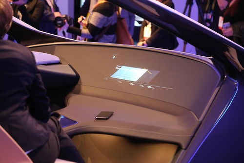 운전자의 에어터치로 나타난 BMW 미래 차량의 홀로그램 