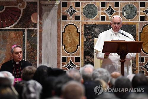 주바티칸 대사들에게 연설하는 프란치스코 교황