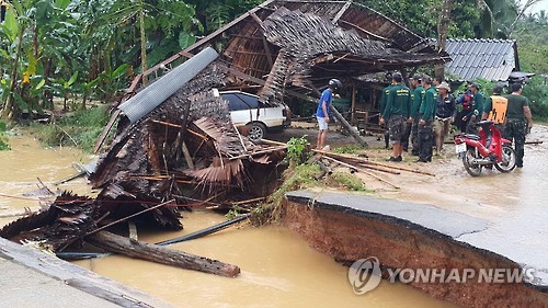 태국 남부 춤폰주에서 폭우로 도로가 유실됐다[AFP=연합뉴스 자료사진]