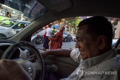 운전석이 오른쪽에 달린 일본산 중고차 택시[AFP=연합뉴스] 