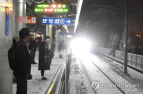 눈 내리는 전철역··대중교통 출근