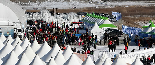 인제 빙어축제 첫 주말 8만명…대체 프로그램 인기