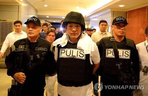 한국인 사업가 납치·살해 혐의로 체포된 필리핀 경찰관(가운데)[AFP=연합뉴스]