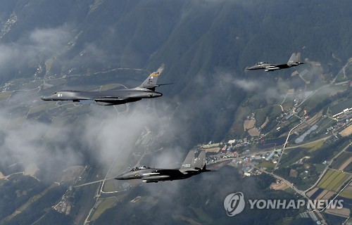 B-1B 폭격기와 공군 F-15K 비행[공군 제공=연합뉴스]