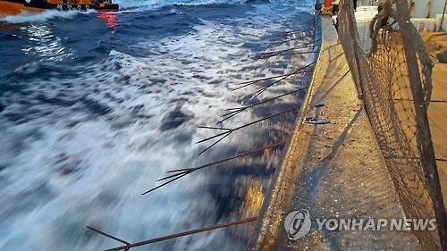 中 어선 '쇠창살 달고 불법조업'