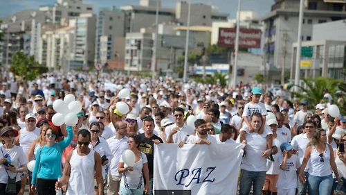 비토리아 시민들이 평화를 촉구하는 거리행진을 하고 있다.
