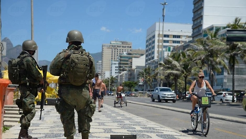 브라질 리우 카니발 앞두고 군인 9천명 배치…총격 사망자 발생