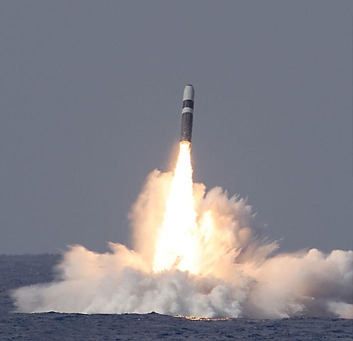 트라이던트 II D-5 잠수함 발사 핵미사일 시험 장면[위키미디어 커먼스 제공]