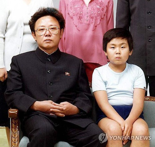 어린 시절의 김정남(오른쪽)과 김정일［연합뉴스 자료사진］