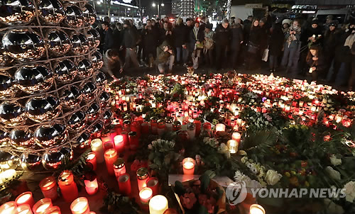 작년 12월 베를린 트럭 테러 희생자 추모 모습 [AP=연합뉴스]