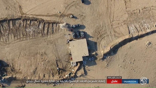 IS가 선전매체에 공개한 '폭탄 공격용 드론'의 폭탄 투하 영상 이미지