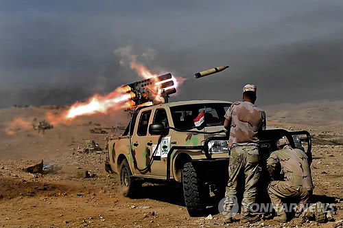IS를 향해 포격하는 이라크군[AFP=연합뉴스자료사진]