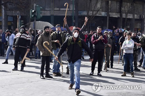 양치기 지팡이를 휘두르며 긴축반대 시위를 벌이는 그리스 농민들[AFP=연합뉴스]  
