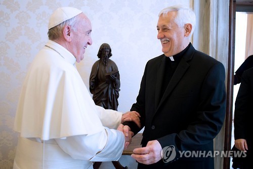 프란치스코 교황(왼쪽)과 소사 예수회 총장 [AFP=연합뉴스] 