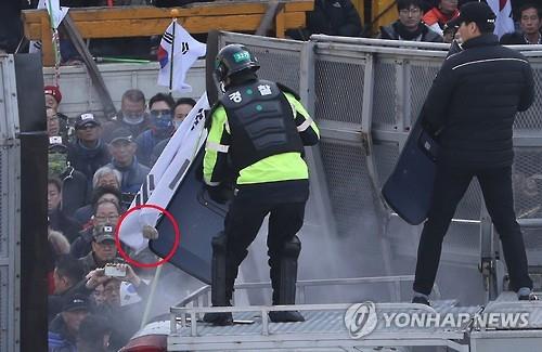 [대통령 탄핵] 돌 던지는 태극기 집회 참가자들