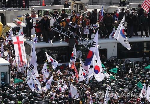 [대통령 탄핵] 차벽 넘는 태극기 집회 참가자들