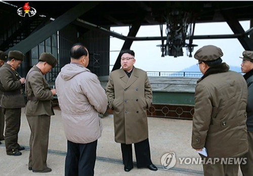 엔진 연소시험 참관하는 김정은