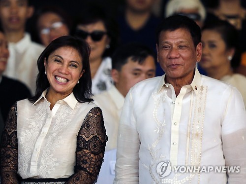 두테르테 필리핀 대통령(오른쪽)과 로브레도 부통령[EPA=연합뉴스 자료사진]