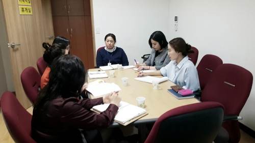 현장 솔루션 회의를 진행하는 경찰과 유관기관 관계자들