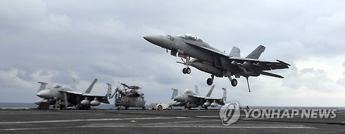핵항모 칼빈슨호에 착륙하는 F/A-18 전투기