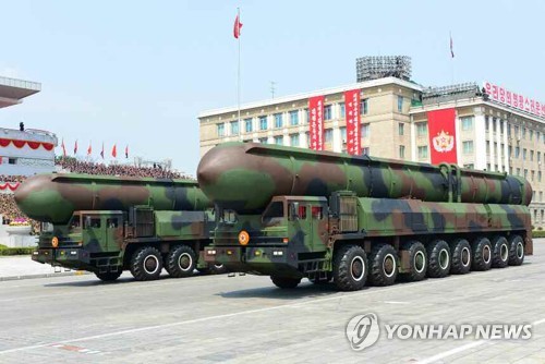 2017년 열병식서 선보인 북한의 ICBM 추정 탄도미사일[연합뉴스 자료 사진]