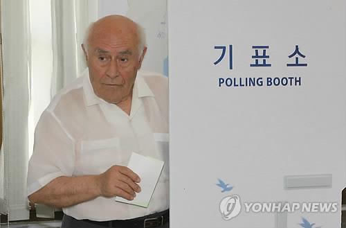 2014년 6월 4일 지방선거 때 투표하는 외국인 유권자[연합뉴스 자료사진]