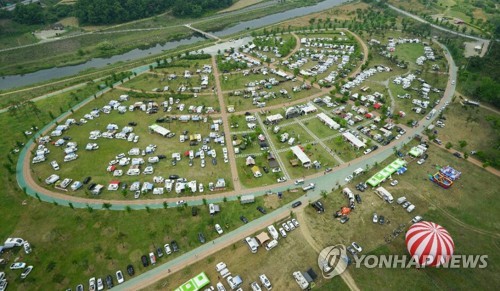 [카메라뉴스] 남한강변 대규모 카라반 캠핑 장관