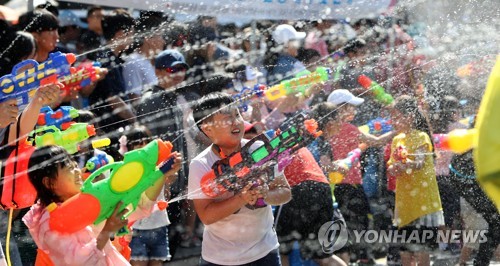 대전 유성온천축제 성료…물총싸움, 온천수 워터파크 인기