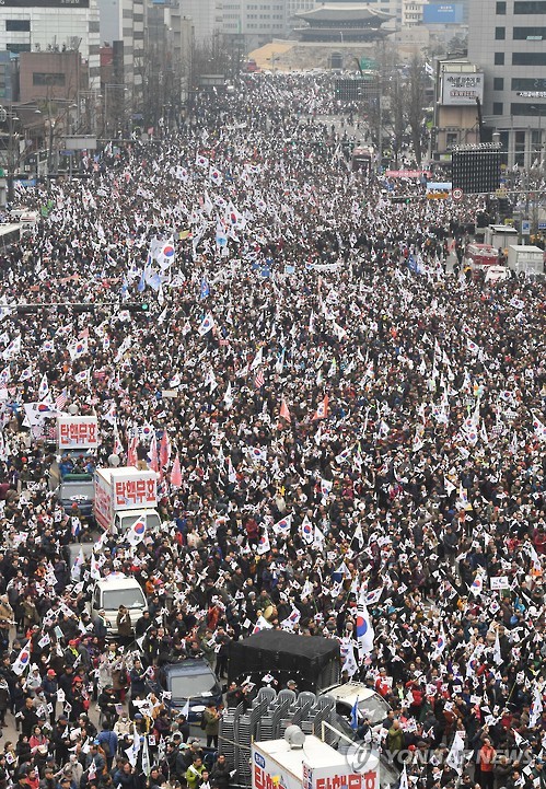 3월1일 종로 도심을 메웠던 태극기집회 모습.[연합뉴스 자료사진]