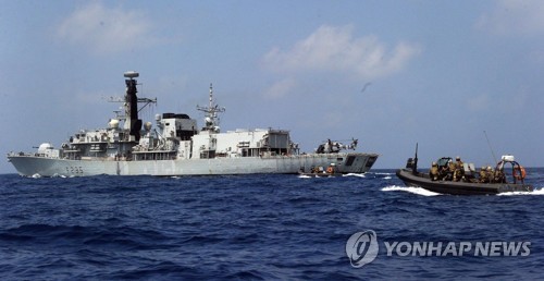 아덴만에서 실시된 해적 퇴치훈련 장면[연합뉴스 자료]
