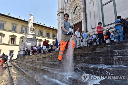 伊피렌체 몰지각한 관광객 쫓으려 주요 성당 계단 물청소