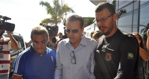 부패혐의로 연방경찰에 체포되는 엔히키 에두아르두 아우비스(가운데)