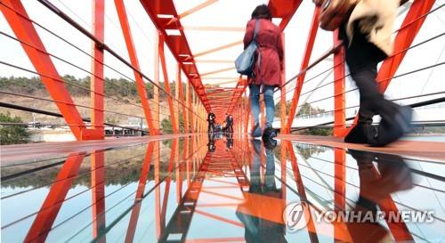 창원 명물 콰이강의 다리 인기몰이…유료화 추진