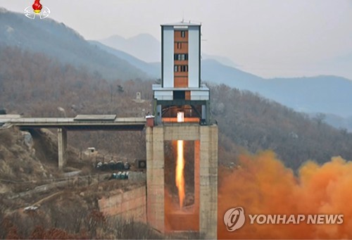 북한이 지난 3월 공개한 ICBM 엔진 연소시험 사진