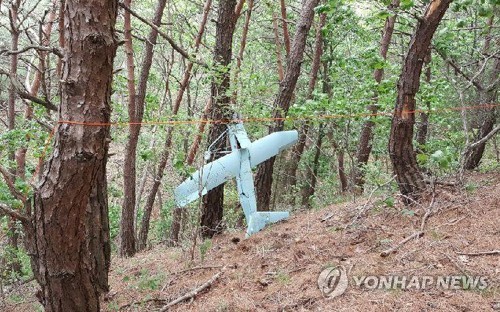 인제서 발견된 북한 무인기[합참 제공]