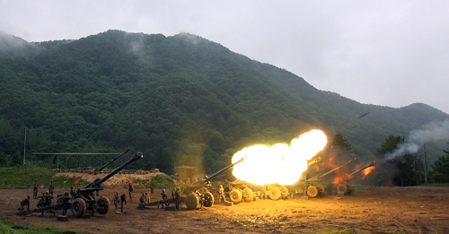 육군 3군단 일제히 불 뿜는 견인포 [연합뉴스 자료 사진]