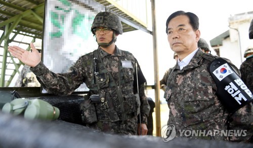 지난 21일 중부전선 최전방 부대 방문한 한민구 국방장관