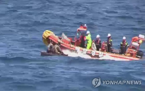 지난달 27일 우리 당국이 조난한 북한 어민들을 구조하는 장면.