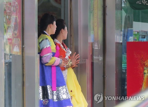 북.중 접경 식당의 북한 접대원들