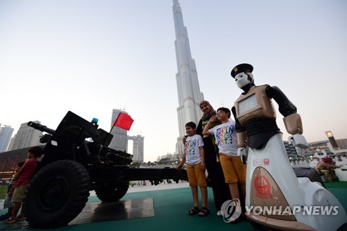 두바이 경찰이 지난달 운용하기 시작한 로봇 경찰[AFP=연합뉴스자료사진]