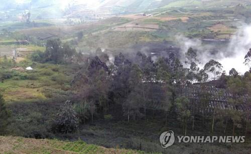 연기와 화산재를 내뿜는 실레리 분화구[AP=연합뉴스]