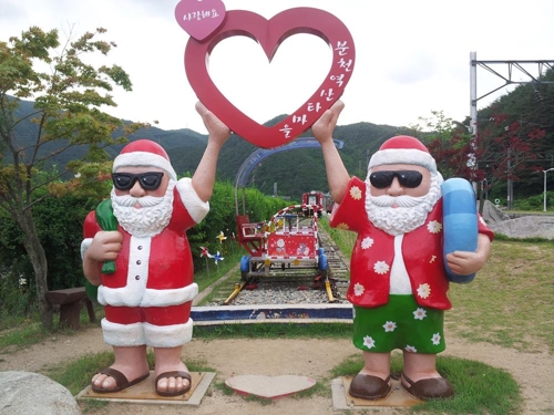 한여름에 크리스마스 정취를…분천역 여름 산타 마을 개장