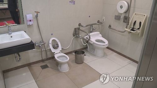 지하철역 화장실 (연합뉴스 자료 사진)