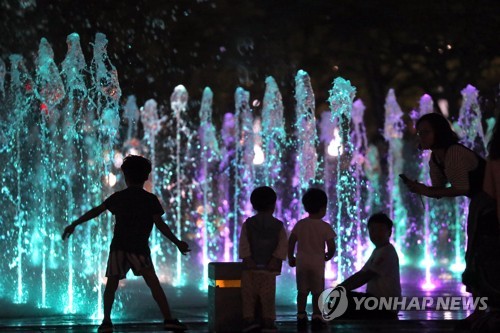 폭염이 바꾼 휴가 풍속도…야간 공연·영화 즐기는 올빼미족↑