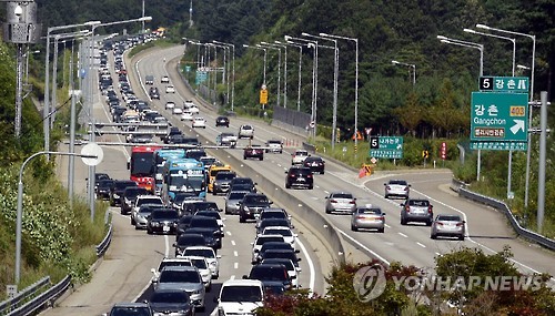 피서객 몰리는 강원도…고속도·국도 곳곳 답답