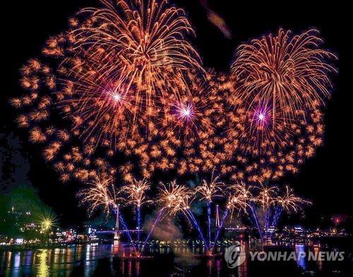 여수 밤바다 불꽃축제 폭우로 연기…12일 개최