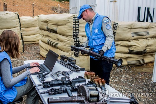 콜롬비아무장혁명군이 반납한 무기를 검수하는 유엔 직원들