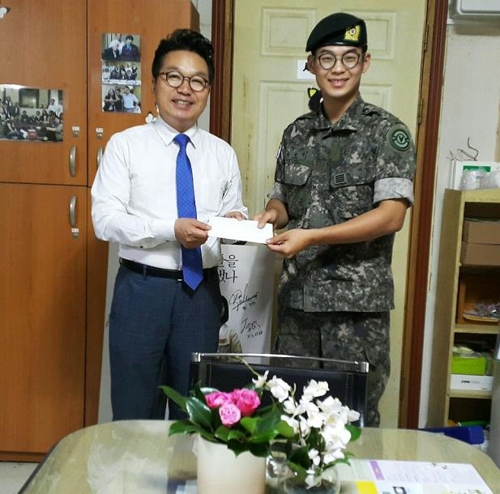 안신권(왼쪽) 나눔의 집 소장에 기부금 전달하는 권준영씨