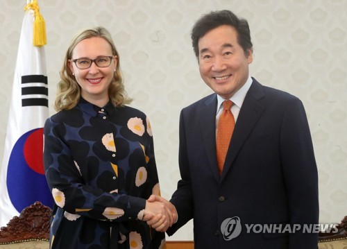 핀란드 국회의장과 악수하는 이낙연 총리