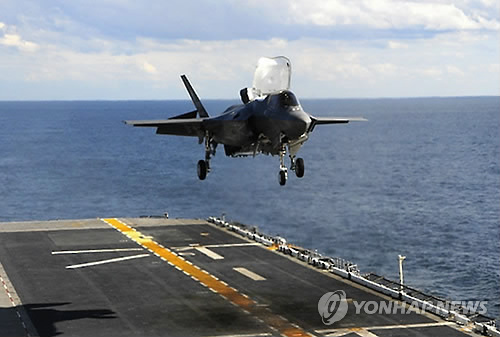 상륙함에 착륙하는 미 해병대의 F-35B 스텔스 전투기[연합뉴스 자료사진]